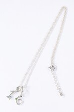 「1」と「6」を組み合わせたネックレス。(c)寺嶋裕二・講談社/2014「ダイヤのA」製作委員会・テレビ東京