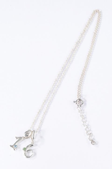 「1」と「6」を組み合わせたネックレス。(c)寺嶋裕二・講談社/2014「ダイヤのA」製作委員会・テレビ東京