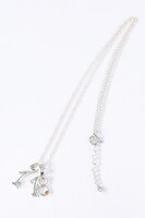 「1」と「18」を組み合わせたネックレス。(c)寺嶋裕二・講談社/2014「ダイヤのA」製作委員会・テレビ東京