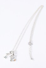 「1」と「18」を組み合わせたネックレス。(c)寺嶋裕二・講談社/2014「ダイヤのA」製作委員会・テレビ東京