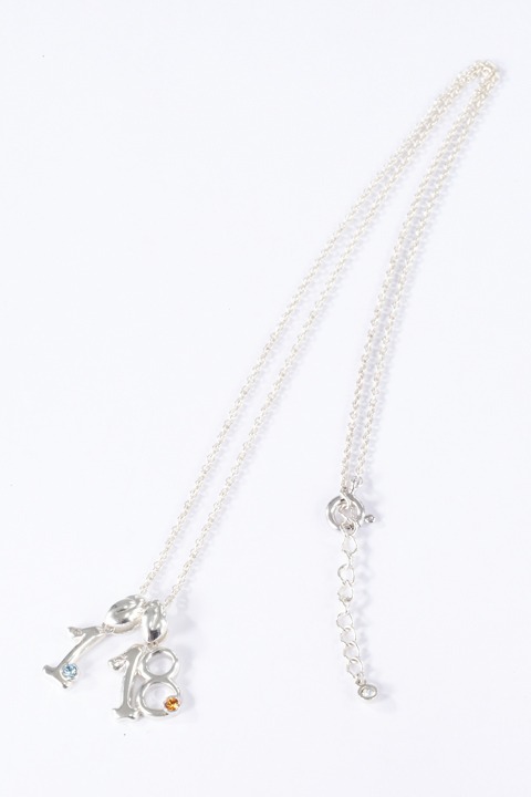 「1」と「18」を組み合わせたネックレス。(c)寺嶋裕二・講談社/2014「ダイヤのA」製作委員会・テレビ東京