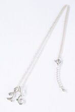 「2」と「6」を組み合わせたネックレス。(c)寺嶋裕二・講談社/2014「ダイヤのA」製作委員会・テレビ東京