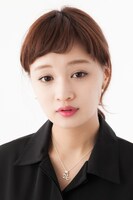 「2」と「6」を組み合わせたネックレスの着用例。(c)寺嶋裕二・講談社/2014「ダイヤのA」製作委員会・テレビ東京