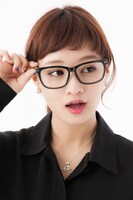 「6」と「18」を組み合わせたネックレスの着用例。(c)寺嶋裕二・講談社/2014「ダイヤのA」製作委員会・テレビ東京