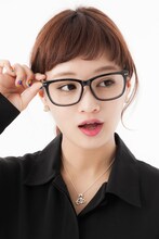 「6」と「18」を組み合わせたネックレスの着用例。(c)寺嶋裕二・講談社/2014「ダイヤのA」製作委員会・テレビ東京