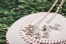 「ダイヤのA」をモチーフにしたネックレスとピアス。(c)寺嶋裕二・講談社/2014「ダイヤのA」製作委員会・テレビ東京