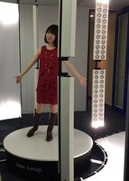 いち早く3Dスキャナを体験したあさのますみ。