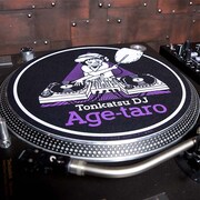 「とんかつDJアゲ太郎 スリップマット」の使用イメージ。(c)イーピャオ・小山ゆうじろう／集英社