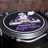 「とんかつDJアゲ太郎 スリップマット」の使用イメージ。(c)イーピャオ・小山ゆうじろう／集英社