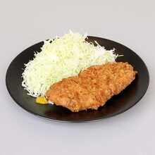 「とんかつDJアゲ太郎 レコード風とんかつ皿」の使用イメージ。(c)イーピャオ・小山ゆうじろう／集英社