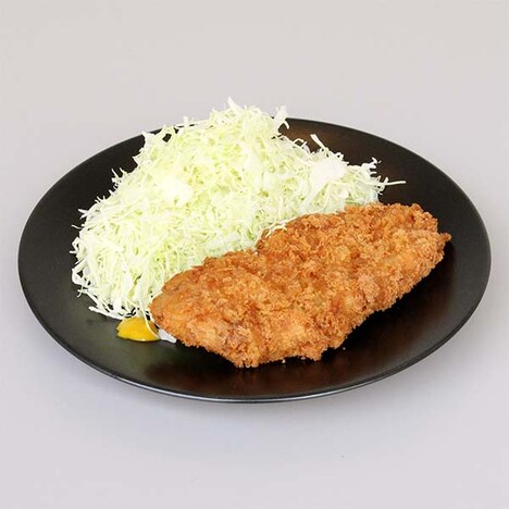 「とんかつDJアゲ太郎 レコード風とんかつ皿」の使用イメージ。(c)イーピャオ・小山ゆうじろう／集英社