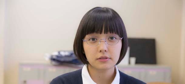 我妻三輪子扮する安達未帆。