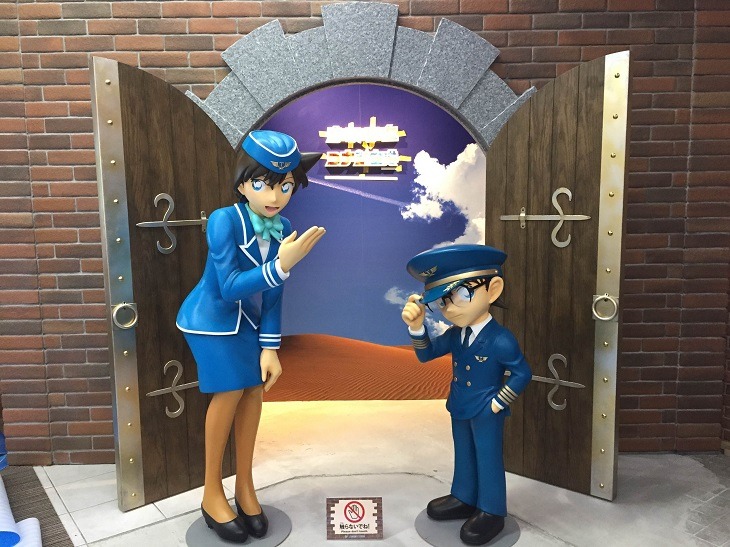 鳥取砂丘コナン空港の様子。ウェルカムスペースでは、コナンと蘭の等身大フィギュアがお出迎え。