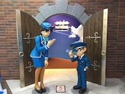 鳥取砂丘コナン空港の様子。ウェルカムスペースでは、コナンと蘭の等身大フィギュアがお出迎え。