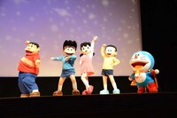 劇中に登場する「銀河防衛隊」のポーズを決めるドラえもんたち。