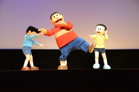 ジャイアンのリサイタルを止めようとするのび太とスネ夫。