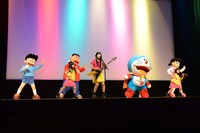 miwaが「360°」を披露。ドラえもんたちも一緒に踊って場を盛り上げた。