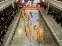 お披露目された、ラクダに乗ったコナンの超巨大トリックアート。