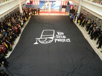 オープニングセレモニーでは、超巨大トリックアートが怪盗キッドに盗難されるという事態に。