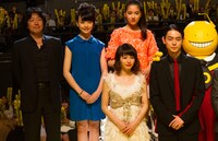 （左上から時計回りに）羽住英一郎監督、上原実矩、竹富聖花、殺せんせーの着ぐるみ、菅田将暉、山本舞香。