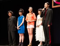 （左から）羽住英一郎監督、上原実矩、竹富聖花、山本舞香、菅田将暉。