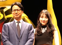 椎名桔平（左）と知英。