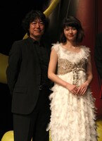 羽住英一郎監督（左）と山本舞香。