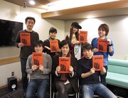 キャストの集合写真。(左上から時計回りに)宮本充、折笠愛、小林ゆう、内田雄馬、中井和哉、小山力也、阪口大助。(c)2015 内藤泰弘/集英社・血界戦線製作委員会