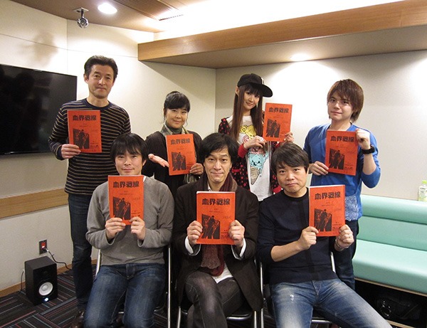 キャストの集合写真。（左上から時計回りに）宮本充、折笠愛、小林ゆう、内田雄馬、中井和哉、小山力也、阪口大助。(c)2015 内藤泰弘/集英社・血界戦線製作委員会