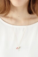 封印の鍵ネックレスの着用例。(c)CLAMP・ShigatsuTsuitachi CO.,LTD./講談社