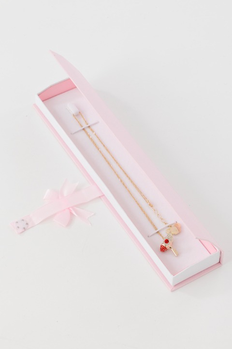 封印の鍵ネックレスとボックス。(c)CLAMP・ShigatsuTsuitachi CO.,LTD./講談社