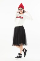 友枝小学校制服モデルスニーカーの着用例。(c)CLAMP・ShigatsuTsuitachi CO.,LTD./講談社