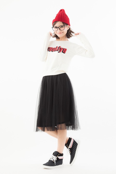 友枝小学校制服モデルスニーカーの着用例。(c)CLAMP・ShigatsuTsuitachi CO.,LTD./講談社