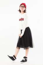 友枝小学校制服モデルスニーカーの着用例。(c)CLAMP・ShigatsuTsuitachi CO.,LTD./講談社