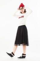 友枝小学校制服モデルスニーカーの着用例。(c)CLAMP・ShigatsuTsuitachi CO.,LTD./講談社