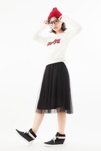 友枝小学校制服モデルスニーカーの着用例。(c)CLAMP・ShigatsuTsuitachi CO.,LTD./講談社