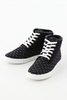 友枝小学校制服モデルスニーカー(c)CLAMP・ShigatsuTsuitachi CO.,LTD./講談社