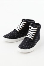 友枝小学校制服モデルスニーカー(c)CLAMP・ShigatsuTsuitachi CO.,LTD./講談社