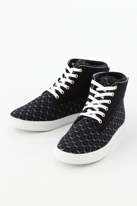 友枝小学校制服モデルスニーカー(c)CLAMP・ShigatsuTsuitachi CO.,LTD./講談社