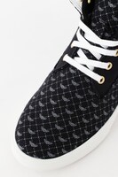 友枝小学校制服モデルスニーカー(c)CLAMP・ShigatsuTsuitachi CO.,LTD./講談社