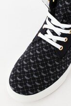 友枝小学校制服モデルスニーカー(c)CLAMP・ShigatsuTsuitachi CO.,LTD./講談社