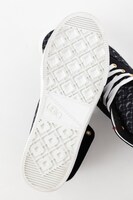 友枝小学校制服モデルスニーカー(c)CLAMP・ShigatsuTsuitachi CO.,LTD./講談社