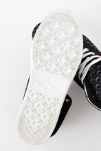 友枝小学校制服モデルスニーカー(c)CLAMP・ShigatsuTsuitachi CO.,LTD./講談社