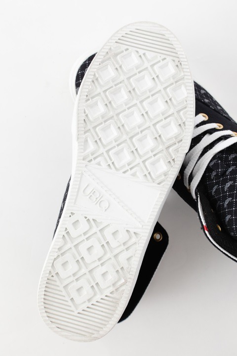 友枝小学校制服モデルスニーカー(c)CLAMP・ShigatsuTsuitachi CO.,LTD./講談社