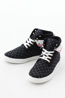 友枝小学校制服モデルスニーカー(c)CLAMP・ShigatsuTsuitachi CO.,LTD./講談社