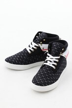 友枝小学校制服モデルスニーカー(c)CLAMP・ShigatsuTsuitachi CO.,LTD./講談社