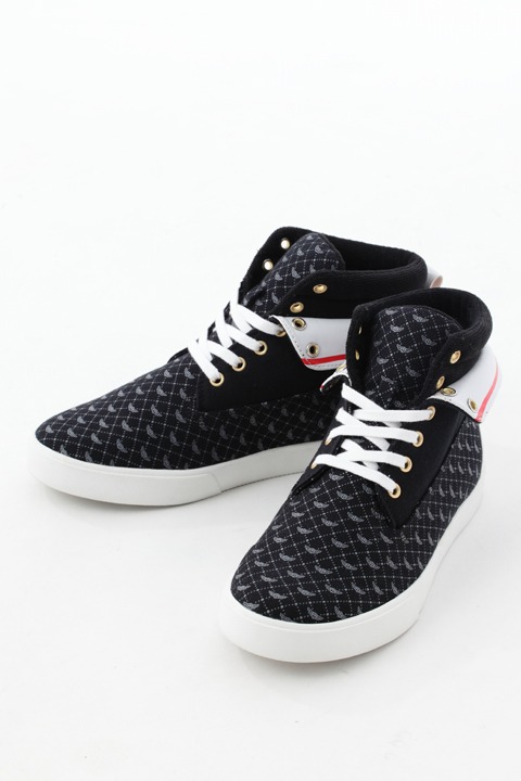 友枝小学校制服モデルスニーカー(c)CLAMP・ShigatsuTsuitachi CO.,LTD./講談社