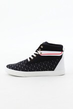 友枝小学校制服モデルスニーカー(c)CLAMP・ShigatsuTsuitachi CO.,LTD./講談社