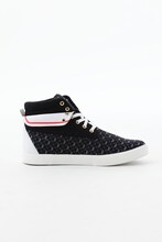 友枝小学校制服モデルスニーカー(c)CLAMP・ShigatsuTsuitachi CO.,LTD./講談社