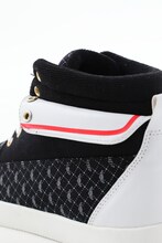 友枝小学校制服モデルスニーカー(c)CLAMP・ShigatsuTsuitachi CO.,LTD./講談社